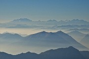 80 In vetta  allo Zuc di Cam (2195 m) con vista fin verso il Monte Rosa